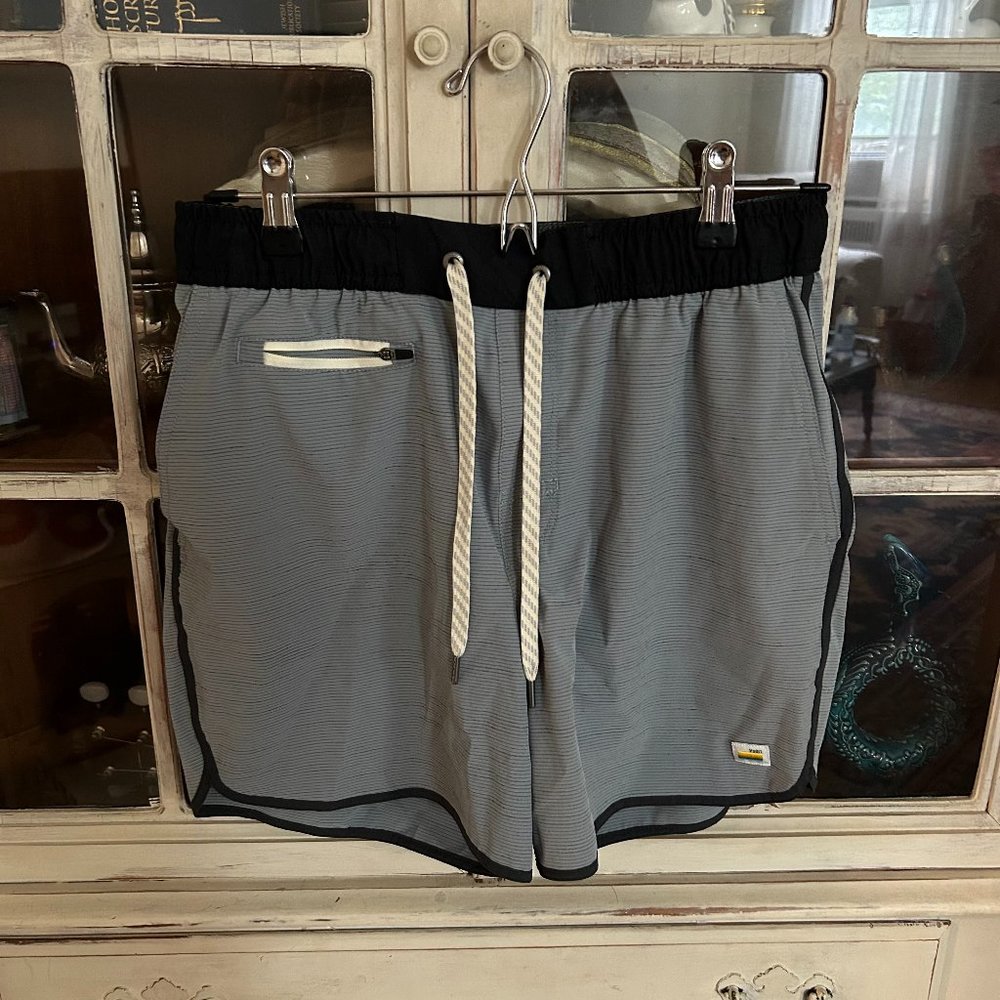 NWOT Vuori Banks Shorts M
